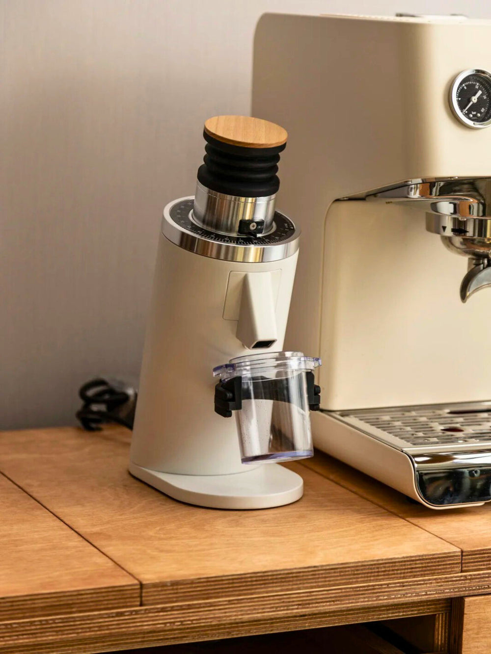 Photo of DF GRINDERS DF54 All-Purpose Coffee Grinder (120V) (White) (Used) ( ) [ Yard Sale ] [ Yard Sale ]